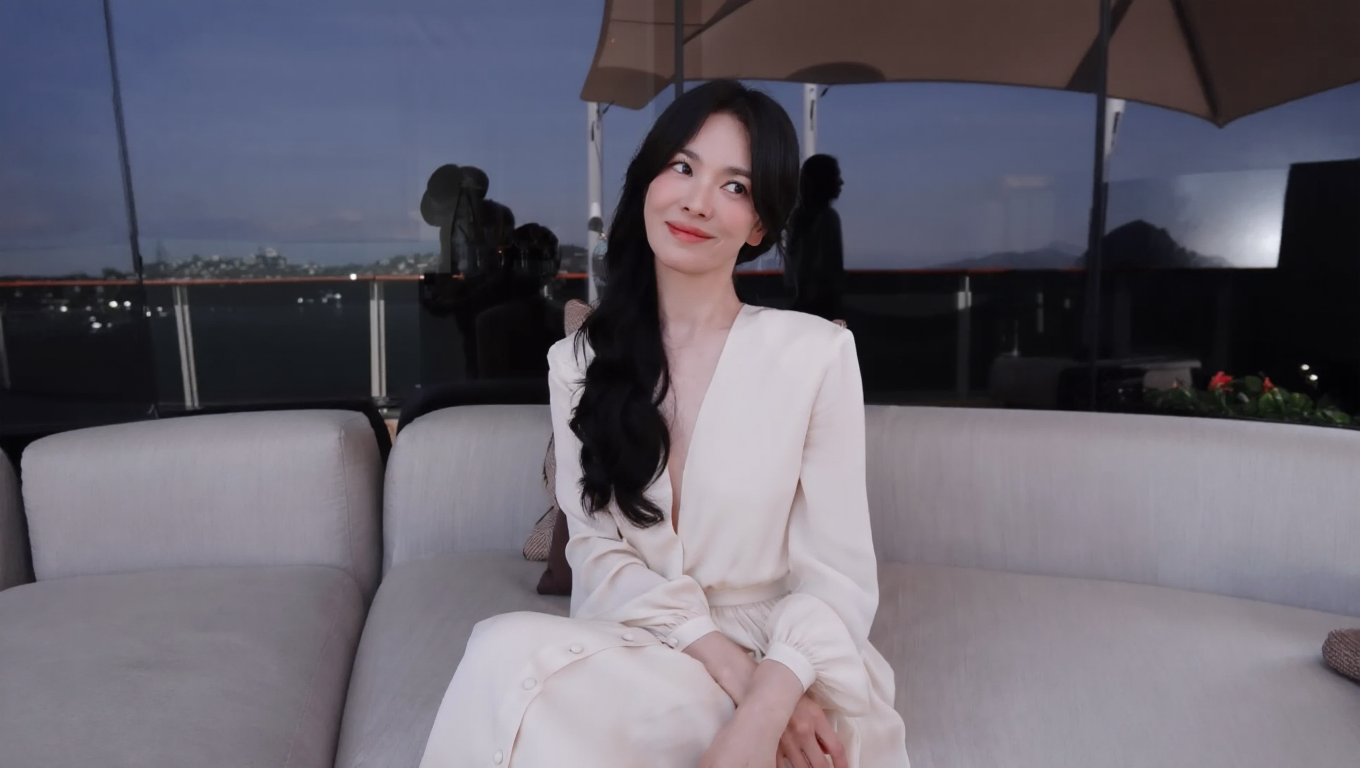 Song Hye-kyo Riviera Style — cream silk wrap dress on a private yacht, no necklace, minimal jewelry